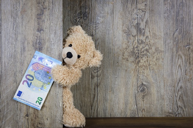 Digitaler Gutschein: EIn Teddy-Bär, der 20 Euro festhält